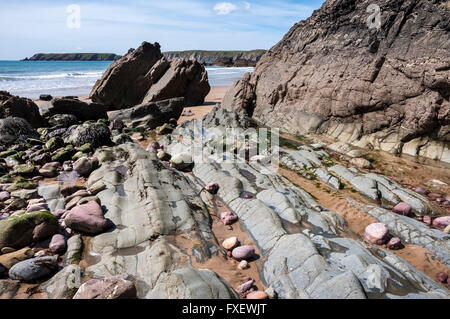 Rocce colorate a Marloes sands in Pembrokeshire, Galles. Una popolare località turistica nel Galles Occidentale. Foto Stock