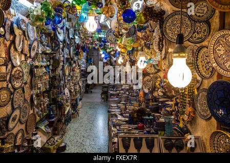 Negozio di ceramica al mercato arabo che scompostamente tra cristiani e musulmani quarti sulla Città Vecchia di Gerusalemme, Israele Foto Stock