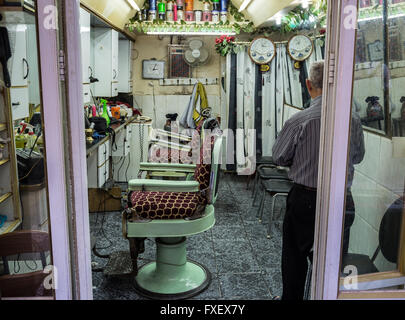 Vecchio negozio da barbiere sul mercato arabo che scompostamente tra cristiani e musulmani quarti sulla Città Vecchia di Gerusalemme, Israele Foto Stock