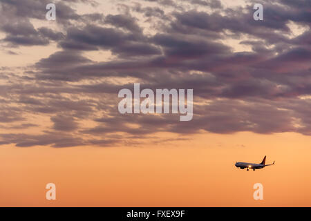 Delta Air Lines jet del passeggero al tramonto di approccio per lo sbarco ad Atlanta International Airport di Atlanta, Georgia. (USA) Foto Stock