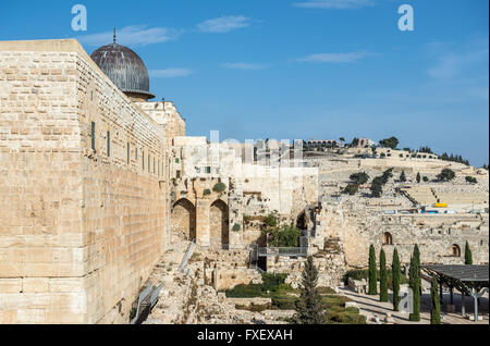 Mount of Olives Cimitero Ebraico sulle colline di Gerusalemme, Israele. La Moschea di Al-Aqsa sul Monte del Tempio in primo piano Foto Stock