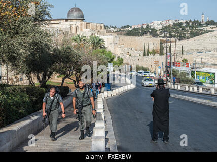 Ebreo ortodosso e frontiera israeliana pattuglia di polizia su Ma'ale HaShalom street a Gerusalemme, Israele. La Moschea di Al-Aqsa sullo sfondo Foto Stock