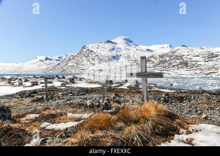 Abbandonato il cimitero di Qoornoq - ex villaggio di pescatori, oggi residenza estiva nel mezzo di Nuuk fjord Foto Stock