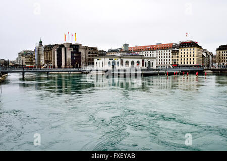 Espace ville de Genève e la costruzione lungo Quai des Bergues dal Lago di Ginevra e il fiume Rodano, Ginevra Svizzera Foto Stock