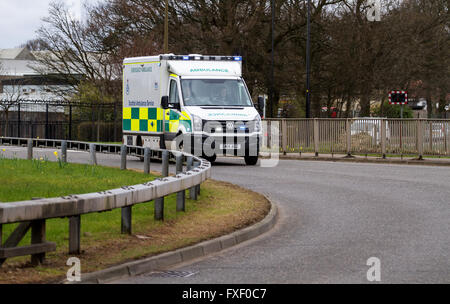 NHS 'Scottish servizio ambulanza' ambulanza di emergenza accelerando intorno a una rotonda di rispondere a un chiamata 999 a Dundee, Regno Unito Foto Stock