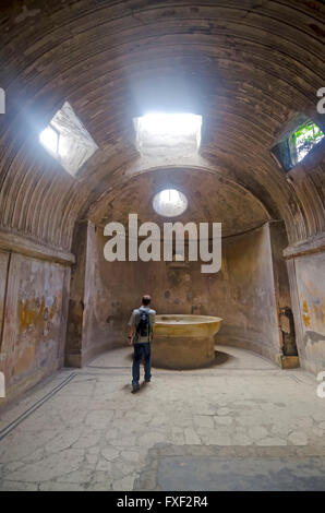 Camera fredda al foro romano bagno Pompei, Italia Foto Stock