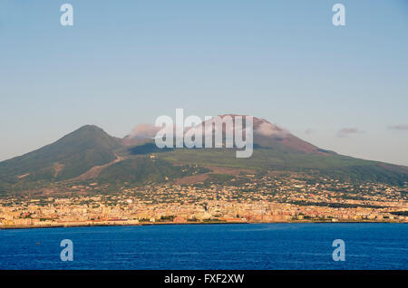 Il Monte Vesuvio torreggia sul porto di Napoli Italia come si vede dalla nave da crociera. Foto Stock