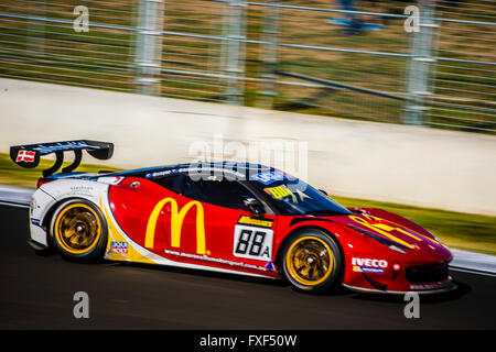 Febbraio 07, 2015 : No 88 McDonald's Maranello Motorsport - Ferrari 458 GT3 pilotato da Mika Salo (FIN) / Toni Vilander (FIN) / Tony D'Alberto / concedere Denyer durante il Liqui Moly Bathurst 12 ora a monte Panorama circuito nel NSW, Australia Sydney, Australia. 07 Febbraio, 2016. © Hugh Peterswald/Alamy Live News Foto Stock