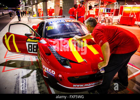 Febbraio 07, 2015 : No 88 McDonald's Maranello Motorsport - Ferrari 458 GT3 pilotato da Mika Salo (FIN) / Toni Vilander (FIN) / Tony D'Alberto / concedere Denyer è rotolato fuori per l'inizio del Liqui Moly Bathurst 12 ora a monte Panorama circuito nel NSW, Australia Sydney, Australia. 07 Febbraio, 2016. © Hugh Peterswald/Alamy Live News Foto Stock