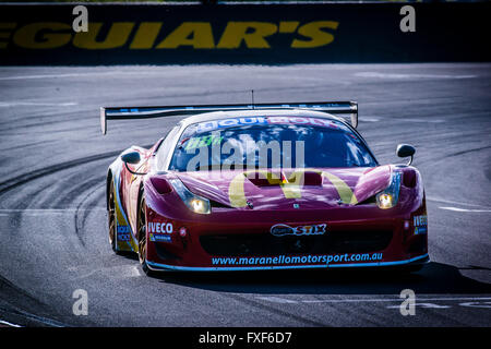 Febbraio 07, 2015 : No 88 McDonald's Maranello Motorsport - Ferrari 458 GT3 pilotato da Mika Salo (FIN) / Toni Vilander (FIN) / Tony D'Alberto / concedere Denyer durante il Liqui-Moly Bathurst 12 ora a monte Panorama circuito nel NSW, Australia Sydney, Australia. 07 Febbraio, 2016. © Hugh Peterswald/Alamy Live News Foto Stock