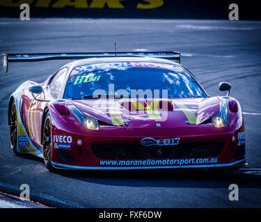 Febbraio 07, 2015 : No 88 McDonald's Maranello Motorsport - Ferrari 458 GT3 pilotato da Mika Salo (FIN) / Toni Vilander (FIN) / Tony D'Alberto / concedere Denyer durante il Liqui Moly Bathurst 12 ora a monte Panorama circuito nel NSW, Australia Sydney, Australia. 07 Febbraio, 2016. © Hugh Peterswald/Alamy Live News Foto Stock