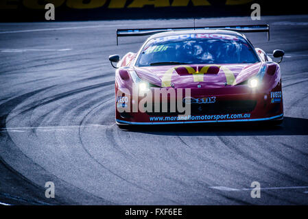 Febbraio 07, 2015 : No 88 McDonald's Maranello Motorsport - Ferrari 458 GT3 pilotato da Mika Salo (FIN) / Toni Vilander (FIN) / Tony D'Alberto / concedere Denyer durante il Liqui Moly Bathurst 12 ora a monte Panorama circuito nel NSW, Australia Sydney, Australia. 07 Febbraio, 2016. © Hugh Peterswald/Alamy Live News Foto Stock