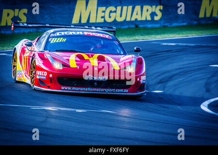 Febbraio 07, 2015 : No 88 McDonald's Maranello Motorsport - Ferrari 458 GT3 pilotato da Mika Salo (FIN) / Toni Vilander (FIN) / Tony D'Alberto / concedere Denyer durante il Liqui Moly Bathurst 12 ora a monte Panorama circuito nel NSW, Australia Sydney, Australia. 07 Febbraio, 2016. © Hugh Peterswald/Alamy Live News Foto Stock