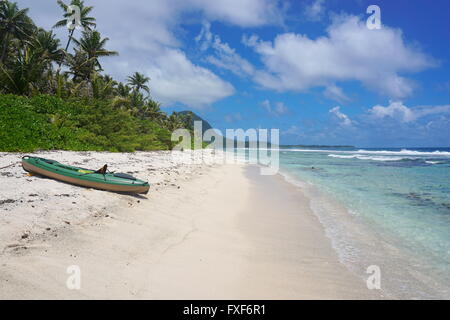 Kayak su di una spiaggia di sabbia, motu Muri Mahora, Huahine isola, oceano pacifico, Polinesia Francese Foto Stock