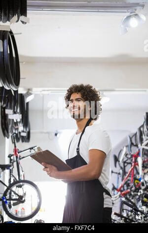 Lavoratore holding negli appunti Foto Stock