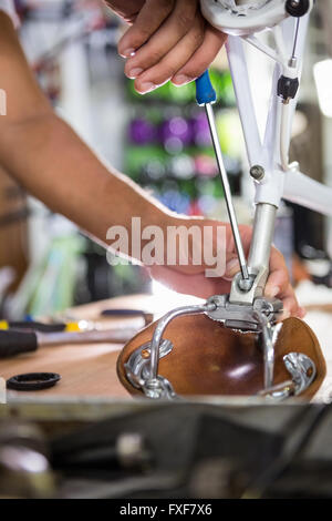 Lavoratore di riparazione di biciclette Foto Stock