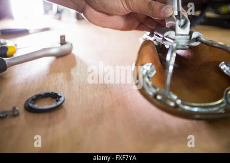 Lavoratore di riparazione di biciclette Foto Stock