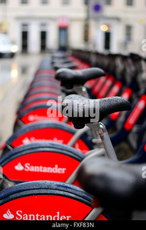 Santander sponsorizzato Boris bike sotto la pioggia Foto Stock