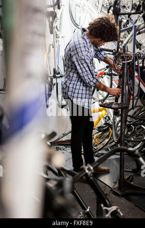 Lavoratore di riparazione di biciclette Foto Stock