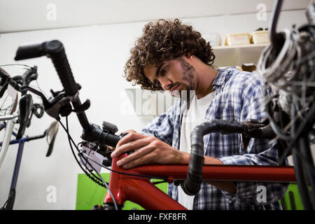 Lavoratore di riparazione di biciclette Foto Stock