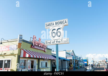 Route 66 Santa Monica fine del segnavia sul , Santa Monica Pier Los Angeles California , Stati Uniti d'America. Foto Stock