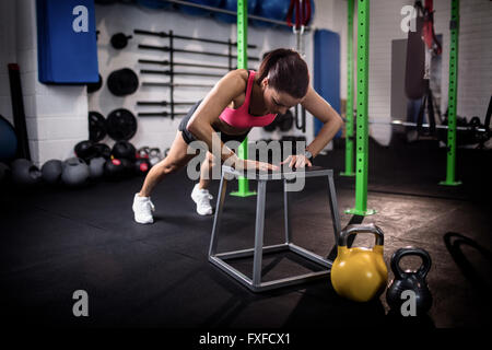 Donna facendo ups push Foto Stock