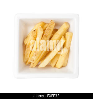Pezzi di patatine fritte in un recipiente quadrato isolato su sfondo bianco Foto Stock