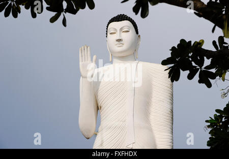 SRI LANKA Trincomalee , Fort Frederick, nuova statua di Buddha vicino ai Tamil tempio indù / SRI LANKA Trincomalee, neue statua del Buddha nahe des tamilischen Tempels indù auf dem Swami Rock Foto Stock