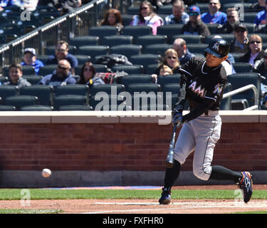 Flushing, New York, Stati Uniti d'America. Xiii Apr, 2016. Ichiro Suzuki (Marlins) MLB : Ichiro Suzuki del Miami Marlins pipistrelli nel primo inning durante il Major League Baseball gioco contro i New York Mets al Citi Field di Flushing, New York, Stati Uniti . © Hiroaki Yamaguchi/AFLO/Alamy Live News Foto Stock