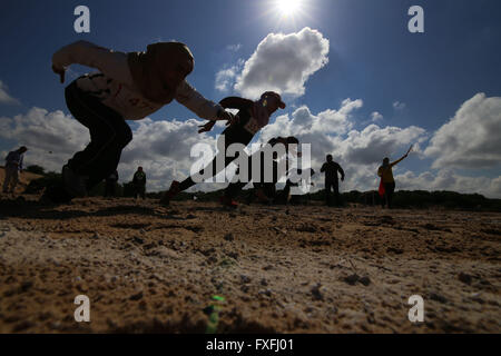 (160415) -- GAZA, Aprile. 15, 2016 (Xinhua) -- palestinesi femminile di avviamento su OFF durante la gara femminile è in università Al-Aqsa di Gaza City il 14 aprile 2016. Inas Noufal, la più giovane donna palestinese runner da al-Mughazi campo di rifugiati nella zona centrale della striscia di Gaza sono riusciti a vincere più gare svoltesi nella enclave costiera. La giovane ragazza ha iniziato una graduale formazione su acceso nel mese di agosto dello scorso anno. In un primo momento ha addestrato su 200 metri di distanza ed ora lei ha detto che sono in grado di eseguire fino a 10 chilometri. La tradizione conservatrice di Gaza non si è fermata Noufal dalla pratica sportiva. Ha addestrato mentre w Foto Stock