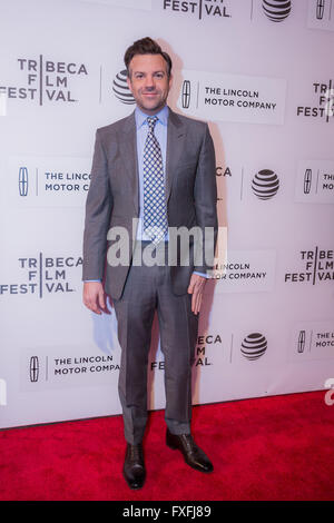 New York, Stati Uniti d'America. Xiv Apr, 2016. Attore Jason Sudeikis pone sul tappeto rosso per la premiere mondiale del film "Il diavolo e il mare blu profondo' durante il 2016 Tribeca Film Festival di New York, gli Stati Uniti, il 14 aprile 2016. Credito: Li Changxiang/Xinhua/Alamy Live News Foto Stock