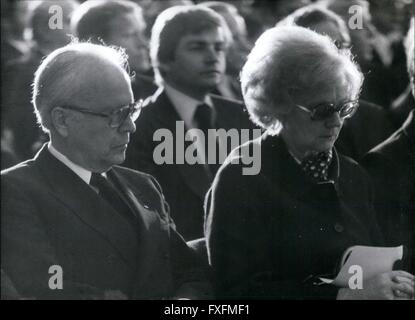 1977 - il rapimento di Schleyer: Su settembre 12th, 1977 era in Koeln (RFT) il servizio funebre per i tre poliziotti che erano stati assassinati per attaccare il presidente del datore di lavoro in associazione Hanns Martin Schleyer. Erano presenti anche la moglie del rapito Schleyer, Waltrude Schleyer (Waltrude Schleyer - destro) e il presidente del comitato direttivo della Daimler AG Bens, Joachim Zahn (Joachim Zahn - sinistra) © Keystone Pictures USA/ZUMAPRESS.com/Alamy Live News Foto Stock