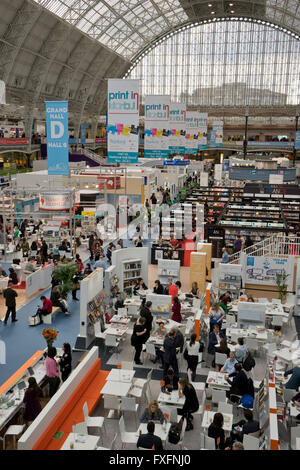 Londra, UK.Il 14 aprile 2016. Gli espositori della Fiera del libro di Londra 2016 presso il Centro Espositivo di Olympia. Londra. Credito: Julio Etchart/Alamy Live News Foto Stock