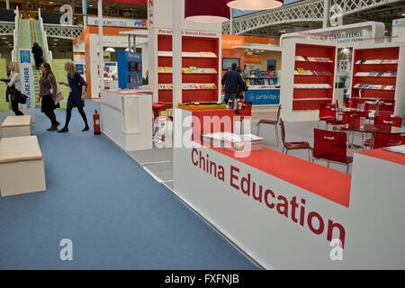 Londra, UK.Il 14 aprile 2016. Gli espositori della Fiera del libro di Londra 2016 presso il Centro Espositivo di Olympia. Londra. Credito: Julio Etchart/Alamy Live News Foto Stock