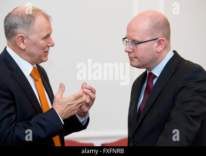 Praga, Repubblica Ceca. Xv Apr, 2016. Il primo ministro Bohuslav Sobotka (a destra) e il commissario europeo per la salute e la sicurezza dei generi alimentari Vytenis Andriukaitis dare conferenza stampa dopo la loro riunione a Praga, Repubblica ceca, 15 aprile 2016. Credito: Vit Simanek/CTK foto/Alamy Live News Foto Stock