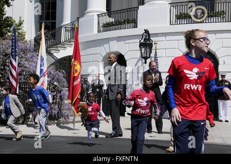 Washington, Distretto di Columbia, Stati Uniti d'America. Xiv Apr, 2016. Il Presidente degli Stati Uniti Barack Obama accoglie favorevolmente il guerriero ferito Ride presso la Casa Bianca a Washington DC, 14 aprile 2016. L'evento contribuisce a sensibilizzare il pubblico in merito alle gravi lesioni ai veterani e fornisce opportunità di riabilitazione. Credito: Aude Guerrucci/Piscina via CNP Credito: Aude Guerrucci/CNP/ZUMA filo/Alamy Live News Foto Stock