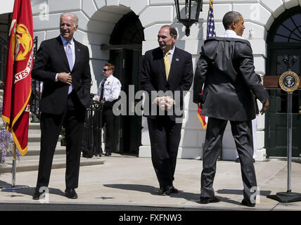 Washington, Distretto di Columbia, Stati Uniti d'America. Xiv Apr, 2016. Il Presidente degli Stati Uniti Barack Obama (R), Vice presidente Joe Biden (L) e Segretario della Veterans Affairs Robert McDonald (C) frequentano il guerriero ferito Ride evento presso la Casa Bianca a Washington DC, 14 aprile 2016. L'evento contribuisce a sensibilizzare il pubblico in merito alle gravi lesioni ai veterani e fornisce opportunità di riabilitazione. Credito: Aude Guerrucci/Piscina via CNP Credito: Aude Guerrucci/CNP/ZUMA filo/Alamy Live News Foto Stock