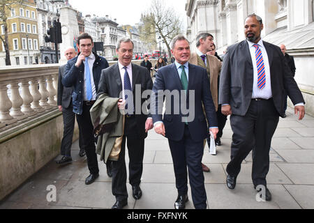 A Downing Street, Londra, Regno Unito. Il 15 aprile 2016. Eurodeputato UKIP Nigel Farage mani di nuovo il suo opuscolo dell'UE al n. 10 di Downing Street, Foto Stock