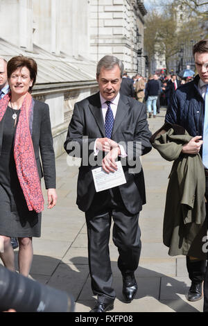 A Downing Street, Londra, Regno Unito. Il 15 aprile 2016. Eurodeputato UKIP Nigel Farage mani di nuovo il suo opuscolo dell'UE al n. 10 di Downing Street, Foto Stock