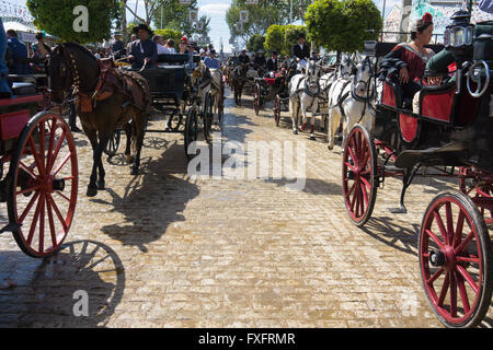 Carrozze trainate da cavalli alla Feria de Abril (Fiera di Aprile) de Sevilla a Siviglia, Spagna Foto Stock