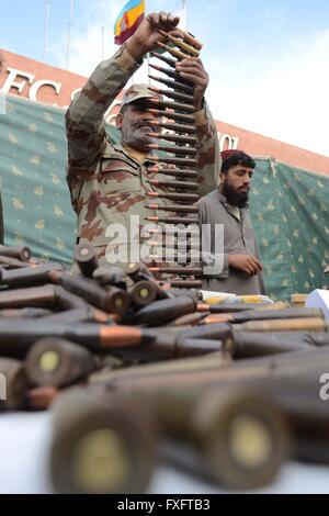 Quetta, Pakistan. Il 15 aprile, 2016. Frontiera di Balochistan corp forza "FC" personale La visione di armi e munizioni recuperate dal confine Pak-Afghan a Noshki. Credit: Din Muhammad Watanpaal/Alamy Live News Foto Stock