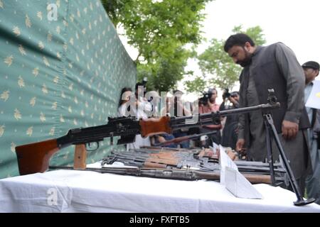 Quetta, Pakistan. Il 15 aprile, 2016. Home Balochistan Ministro Sarfraz Bugti e altri la visione di armi e munizioni recuperate dal confine Pak-Afghan a Noshki. Credit: Din Muhammad Watanpaal/Alamy Live News Foto Stock