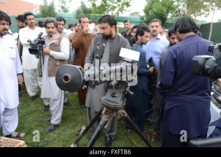 Quetta, Pakistan. Il 15 aprile, 2016. Home Balochistan Ministro Sarfraz Bugti e altri la visione di armi e munizioni recuperate dal confine Pak-Afghan a Noshki. Credit: Din Muhammad Watanpaal/Alamy Live News Foto Stock