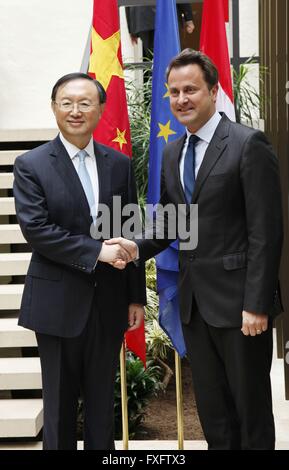 (160415) -- Bruxelles, 15 aprile 2016 (Xinhua) -- Il primo ministro lussemburghese Xavier Bettel (R) soddisfa con visita di Stato cinese il Consigliere Yang Jiechi in Lussemburgo, 15 aprile 2016. (Xinhua/Wang Xiaojun) Foto Stock