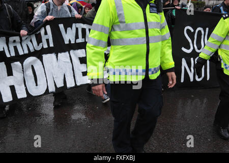 Londra, Regno Unito. Xv Apr, 2016. Un poliziotto esscorts a marzo in solidarietà con i senzatetto. Il mese di marzo è stato alla luce ad alta la sorte delle persone senza dimora in UK Credit: Thabo Jaiyesimi/Alamy Live News Foto Stock