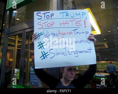 New York, Stati Uniti d'America. Il 15 aprile, 2016. Anti-Trump Protest-Grand terminale centrale e Grand Hyatt-New York. Credito: Mark Apollo/Alamy Live News Foto Stock