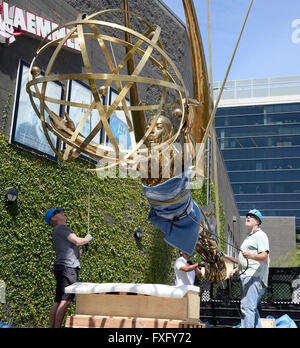 North Hollywood CA. Xv Apr, 2016. Il più grande del mondo di Emmy statuetta come fa il suo ora-lungo viaggio lungo la California Highway 101 da est di Los Angeles per la sua nuova casa a la Television Academy di North Hollywood campus. A quasi un anno di preparazione, il 18-piedi alti, 1750 pound golden Emmy replica raffigura l'alata musa dell' arte tenendo un atomo di elettroni. Cast in silicio puro bronzo, ella era faticosamente creato da 45 artigiani separato. Credito: ZUMA Press, Inc./Alamy Live News Foto Stock