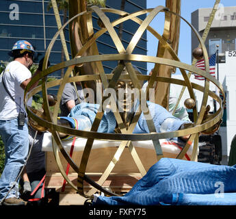 North Hollywood CA. Xv Apr, 2016. Il più grande del mondo di Emmy statuetta come fa il suo ora-lungo viaggio lungo la California Highway 101 da est di Los Angeles per la sua nuova casa a la Television Academy di North Hollywood campus. A quasi un anno di preparazione, il 18-piedi alti, 1750 pound golden Emmy replica raffigura l'alata musa dell' arte tenendo un atomo di elettroni. Cast in silicio puro bronzo, ella era faticosamente creato da 45 artigiani separato. Credito: ZUMA Press, Inc./Alamy Live News Foto Stock