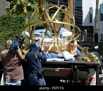 North Hollywood CA. Xv Apr, 2016. Il più grande del mondo di Emmy statuetta come fa il suo ora-lungo viaggio lungo la California Highway 101 da est di Los Angeles per la sua nuova casa a la Television Academy di North Hollywood campus. A quasi un anno di preparazione, il 18-piedi alti, 1750 pound golden Emmy replica raffigura l'alata musa dell' arte tenendo un atomo di elettroni. Cast in silicio puro bronzo, ella era faticosamente creato da 45 artigiani separato. Credito: ZUMA Press, Inc./Alamy Live News Foto Stock