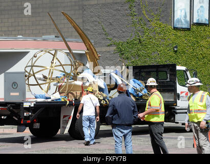 North Hollywood CA. Xv Apr, 2016. Il più grande del mondo di Emmy statuetta come fa il suo ora-lungo viaggio lungo la California Highway 101 da est di Los Angeles per la sua nuova casa a la Television Academy di North Hollywood campus. A quasi un anno di preparazione, il 18-piedi alti, 1750 pound golden Emmy replica raffigura l'alata musa dell' arte tenendo un atomo di elettroni. Cast in silicio puro bronzo, ella era faticosamente creato da 45 artigiani separato. Credito: ZUMA Press, Inc./Alamy Live News Foto Stock